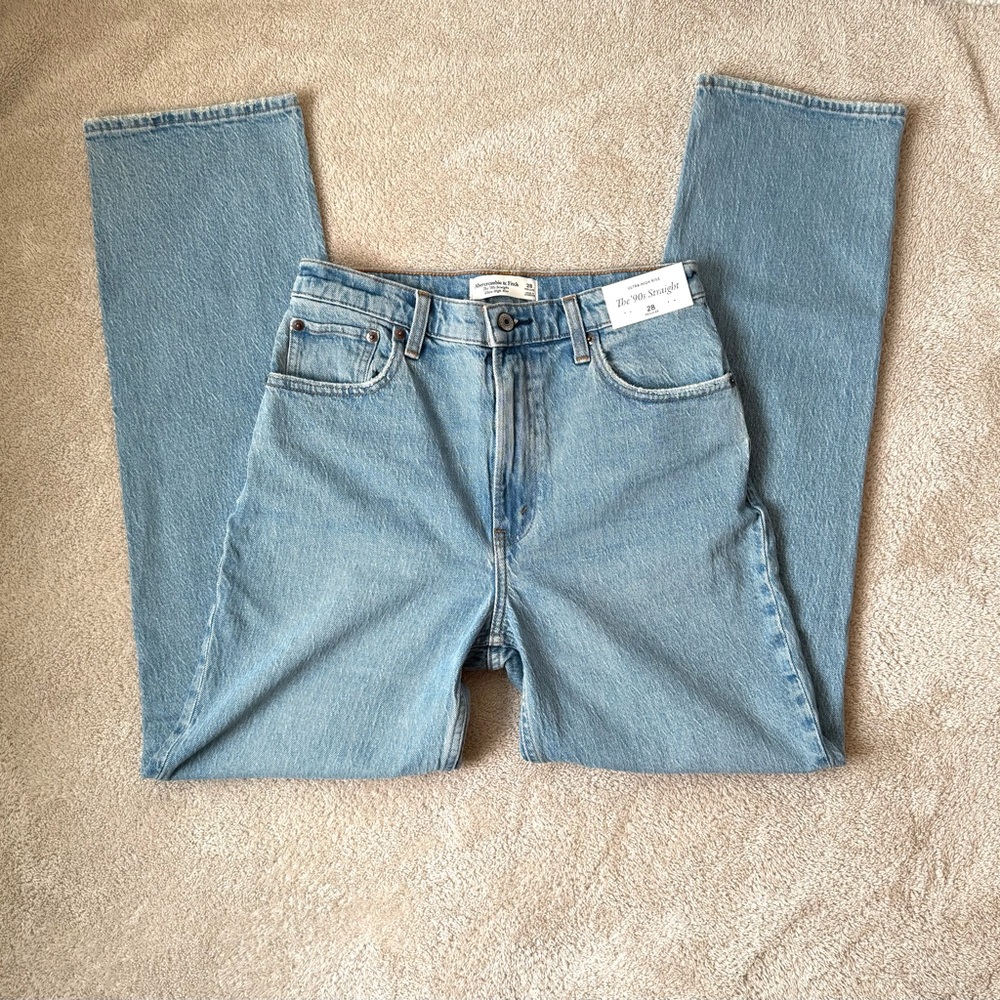 NWT- Abercrombie & Fitch Ultra High-Rise 90’s Straight Jeans Size 28